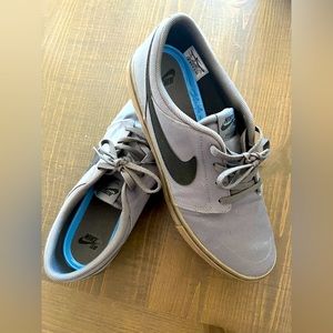 Nike Men’s 13, SB Chron sneaker